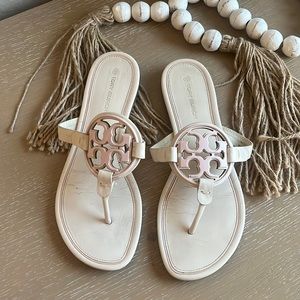 Nude/pink Tory sandals